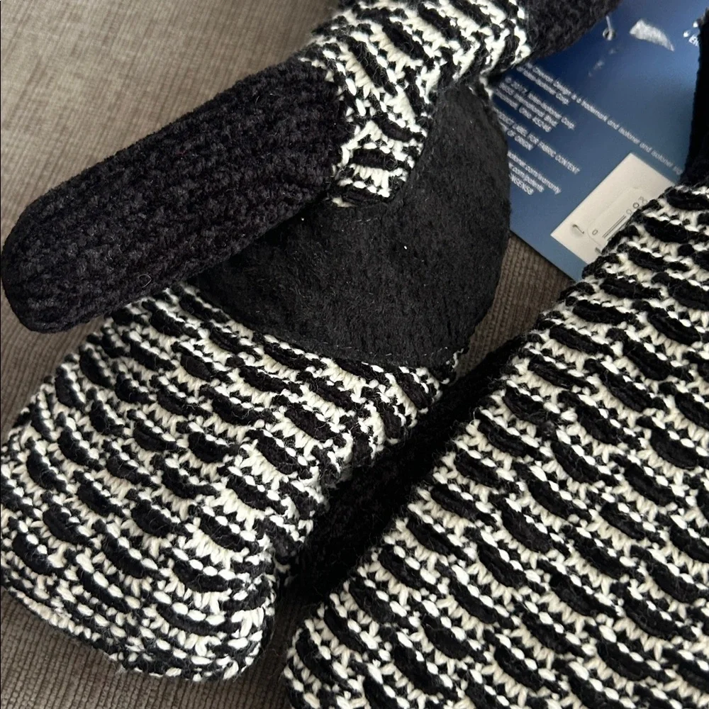 ISOTONER SIGNATURE Cozy Lined Black and white Plaid Knit Mittens OS NWT - Picture 2 of 5